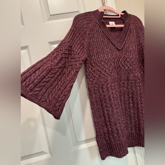CAbi Chime V-Neck Pullover Sweater
Chunky Knit Maroon Sz : XS - Picture 4 of 10
